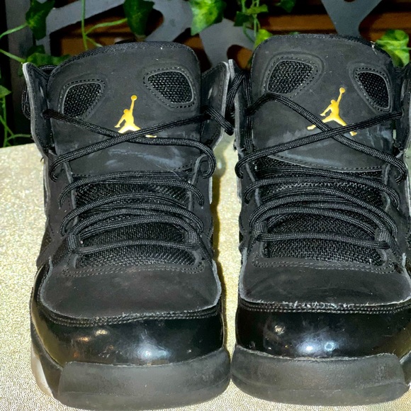 Pre-Loved Black & Gold Jordans (Big Boy 6) - Picture 3 of 4